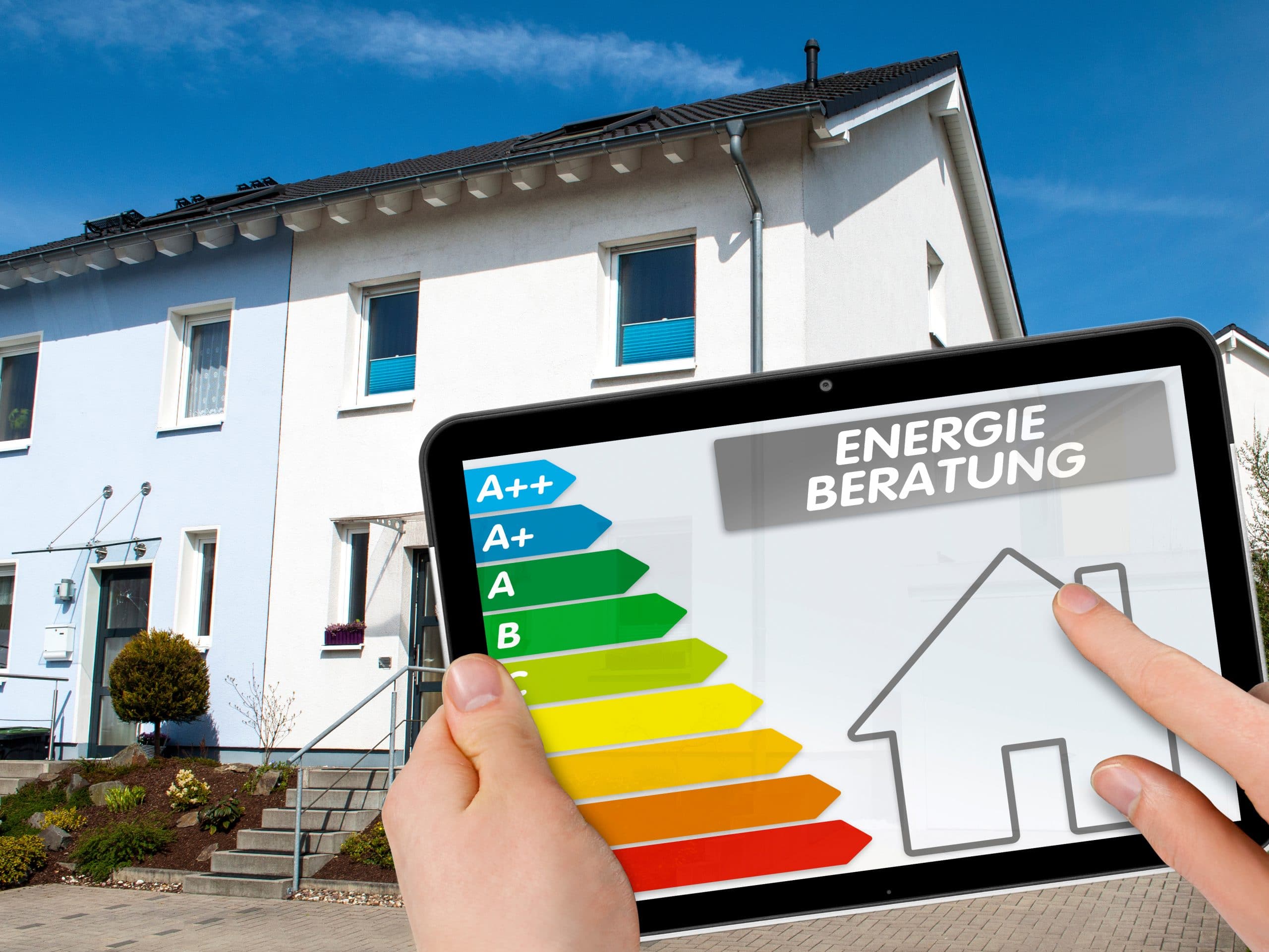 Tablet mit ENEV 2016 und Energieberatung mit Einfamilienhaus