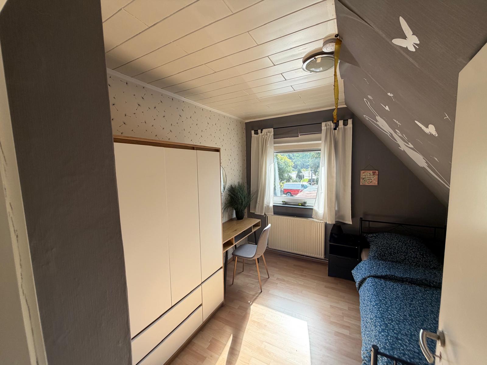 Einzelzimmer 6 im Obergeschoss, Weststraße 2 in Haren – Bett, Kleiderschrank und Schreibtisch